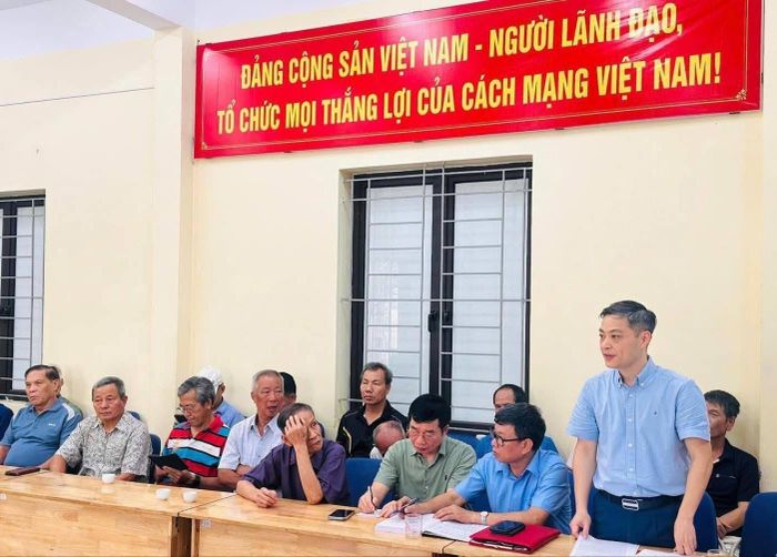 Bí thư Đảng ủy, Chủ tịch HĐND phường Phú Thượng Nguyễn Quốc Hà dự sinh hoạt chi bộ tại cơ sở. Ảnh: Tuệ Lâm