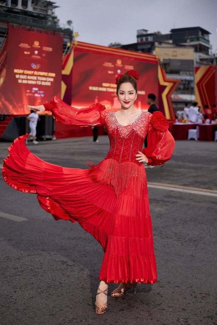 Bên cạnh sự nghiệp nghệ thuật, Khánh Thi còn được xem là doanh nhân thành công trong lĩnh vực đào tạo khiêu vũ. Học viện dancesport do cô sáng lập và điều hành nhiều năm qua thu hút đông đảo học viên, trở thành một trong những trung tâm đào tạo uy tín tại Việt Nam. Đây được cho là nguồn thu nhập ổn định giúp nữ kiện tướng có cuộc sống sung túc.