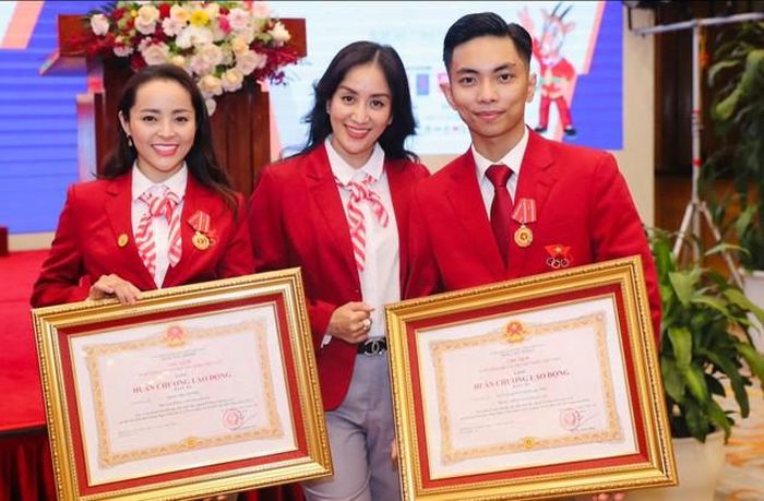 Không chỉ dừng lại ở vai trò vận động viên, Khánh Thi còn dành nhiều tâm huyết cho công tác đào tạo. Cô mở các trung tâm huấn luyện dancesport, trực tiếp giảng dạy và truyền cảm hứng cho nhiều thế hệ học viên trẻ. Nhiều vận động viên từng được Khánh Thi đào tạo sau này đã đạt thành tích cao tại các giải đấu lớn, góp phần khẳng định vị thế của dancesport Việt Nam trên đấu trường quốc tế. Khánh Thi chính là người đứng sau những thành công của chồng - vũ công Phan Hiển.