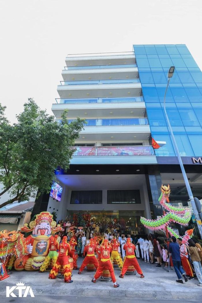 Được biết, nhiều năm qua, Khánh Thi và Phan Hiển luôn khiến công chúng chú ý bởi cuộc sống đủ đầy. Gia đình cô từng sinh sống trong căn biệt thự rộng lớn tại TP.HCM, vừa là nơi ở vừa kết hợp làm học viện đào tạo dancesport. Không gian sống sang trọng, hiện đại cùng nhiều tiện nghi cho thấy tiềm lực kinh tế đáng kể của cặp đôi.
