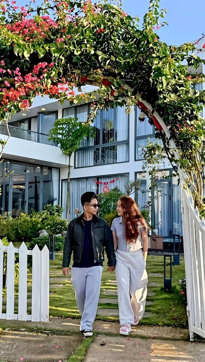 Trong khi đó, Phan Hiển không chỉ là vận động viên dancesport hàng đầu mà còn xuất thân trong gia đình có điều kiện kinh tế khá giả. Gia đình anh được biết đến hoạt động trong lĩnh vực kinh doanh bất động sản và sở hữu nhiều tài sản giá trị. Chính nền tảng kinh tế vững chắc từ hai phía giúp cuộc sống của cặp đôi ngày càng ổn định và phát triển. Khánh Thi cũng thường xuyên chia sẻ những hình ảnh du lịch trong và ngoài nước cùng gia đình. Cô sở hữu nhiều món đồ hàng hiệu, trang sức đắt tiền và tận hưởng cuộc sống thoải mái bên chồng con. Dù vậy, nữ kiện tướng hiếm khi khoe khoang tài sản mà chủ yếu tập trung chia sẻ những khoảnh khắc đời thường, công việc và hành trình nuôi dạy ba con.