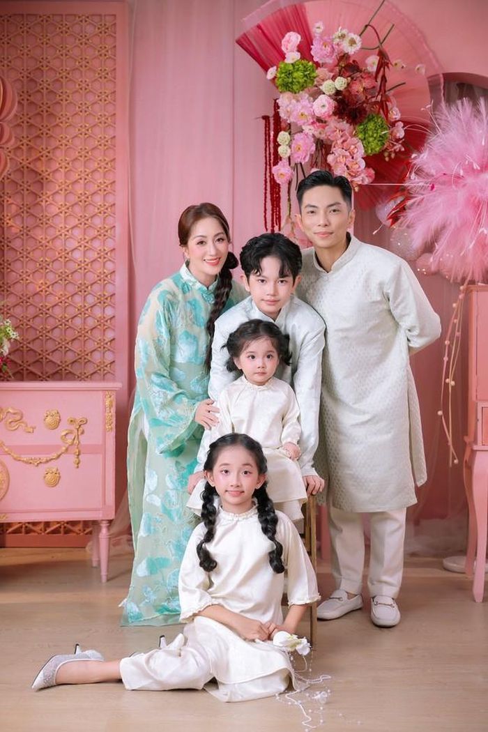 Sau hơn một thập kỷ gắn bó, Khánh Thi và Phan Hiển hiện không chỉ có sự nghiệp thành công mà còn xây dựng được tổ ấm hạnh phúc với ba người con đáng yêu. Khối tài sản của họ được hình thành từ nhiều nguồn, bao gồm hoạt động nghệ thuật, kinh doanh, đào tạo dancesport và nền tảng kinh tế gia đình. Đây cũng là lý do Khánh Thi được xem là một trong những nghệ sĩ có cuộc sống sung túc và viên mãn của showbiz Việt hiện nay.