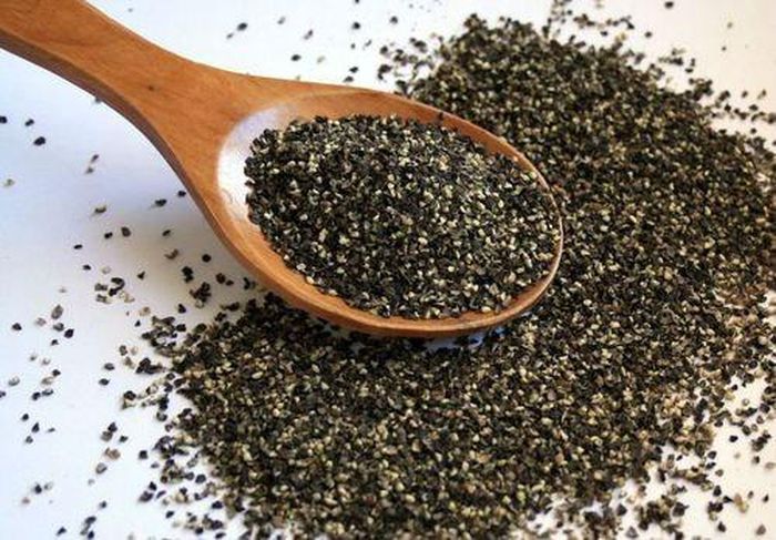 Bạn có thể chuẩn bị hỗn hợp bột gia vị gồm có bột tỏi, bột ớt, tiêu đen xay và cho vào dĩa, đặt ở góc nhà mà gián hay lui tới.