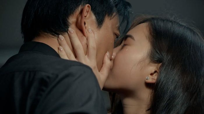 Dương phản bội vợ khi có tình cảm với Trang.
