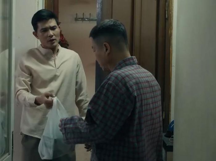 Sịnh bị ông Đăng trách vì không ngăn cản Diệu uống nhiều. Ảnh VTV