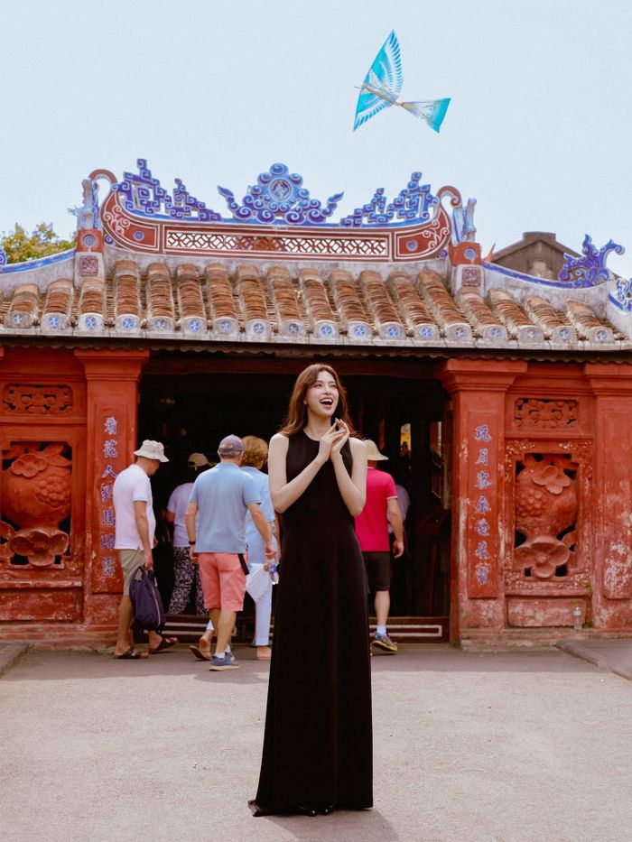 Trong loạt ảnh được chia sẻ, Tiểu Vy lựa chọn thiết kế váy đen với những đường cắt xẻ tinh tế. Trang phục giúp người đẹp khoe khéo đường cong quyến rũ nhưng vẫn giữ được vẻ thanh lịch, sang trọng. Giữa khung cảnh cổ kính của Hội An, Hoa hậu Việt Nam 2018 càng khiến người hâm mộ xuýt xoa bởi nhan sắc ngày càng mặn mà và cuốn hút.