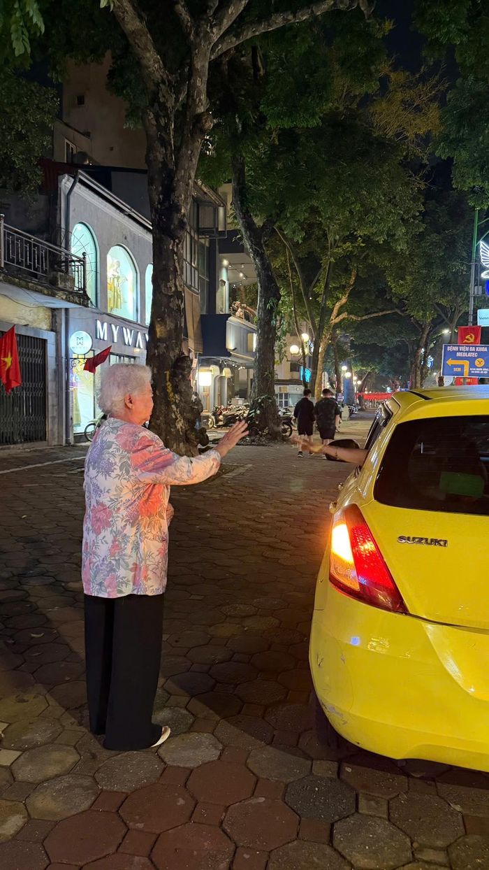 Đến lúc chia tay trở về Pháp, NSƯT Lê Vi xúc động khi mẹ chân yếu nhưng vẫn đưa con gái ra xe để vẫy chào. Điều chị vui và an tâm là sau đó bà quên hết mọi việc để "bớt nhớ" và vẫn "ăn ngon, ngủ kỹ như tiên".