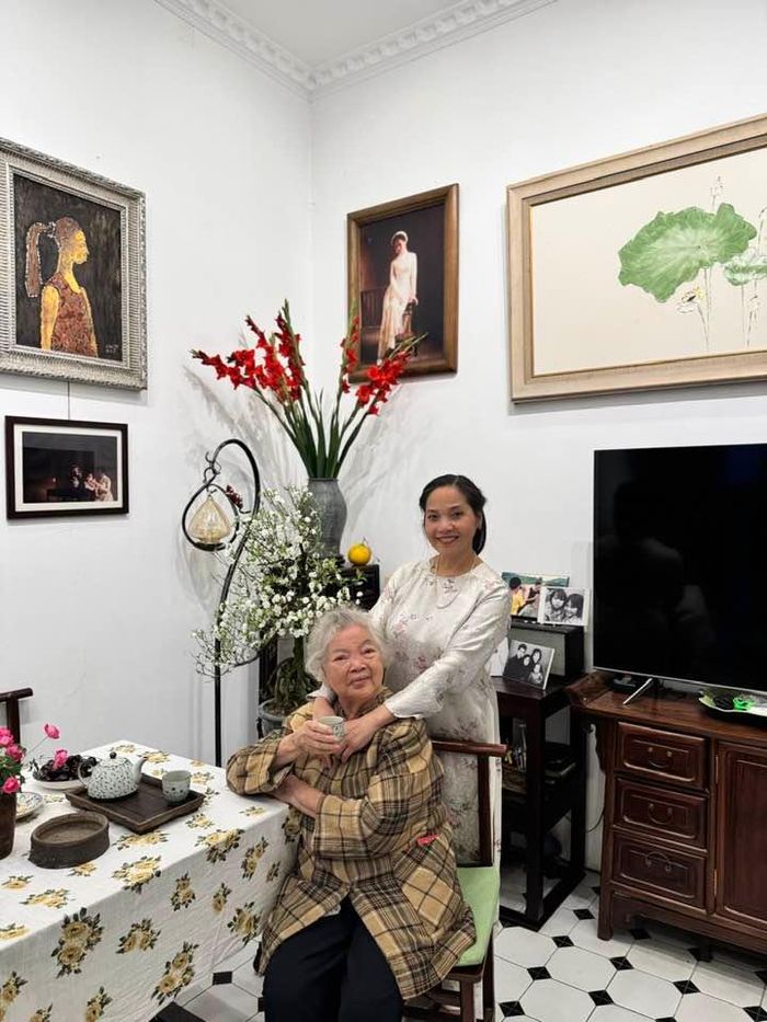 NSƯT Lê Vi gọi mẹ - NSƯT Lê Mai là "em bé", bởi giờ đây, bà đã "quên quên, nhớ nhớ" như một đứa trẻ. NSƯT Lê Vi kể lúc chị ở bên thì nhớ ra con gái nhưng lúc chị về Pháp thì lại quên mất và không còn nhớ ra ai.