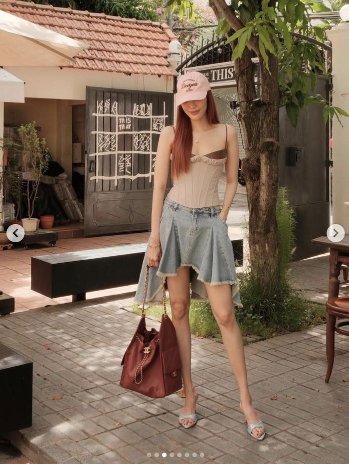 Điều khiến nhiều người ngưỡng mộ là dù đã bước sang tuổi 34 và trải qua hành trình làm mẹ, Lan Khuê vẫn duy trì được vóc dáng săn chắc cùng phong cách thời trang hiện đại. Cô thường xuyên chia sẻ những bí quyết chăm sóc bản thân, tập luyện thể thao và xây dựng lối sống lành mạnh để giữ gìn hình ảnh.