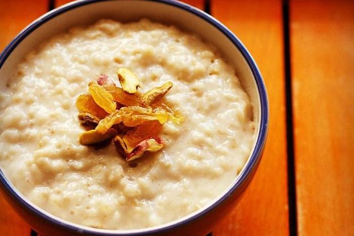 Cháo yến mạch là món ăn đêm được nhiều người yêu thích vì dễ tiêu hóa, tạo cảm giác no nhẹ và không gây nặng bụng.