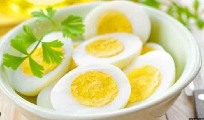 Trứng luộc là món ăn đơn giản nhưng cung cấp lượng protein khá tốt cho cơ thể vào buổi tối.