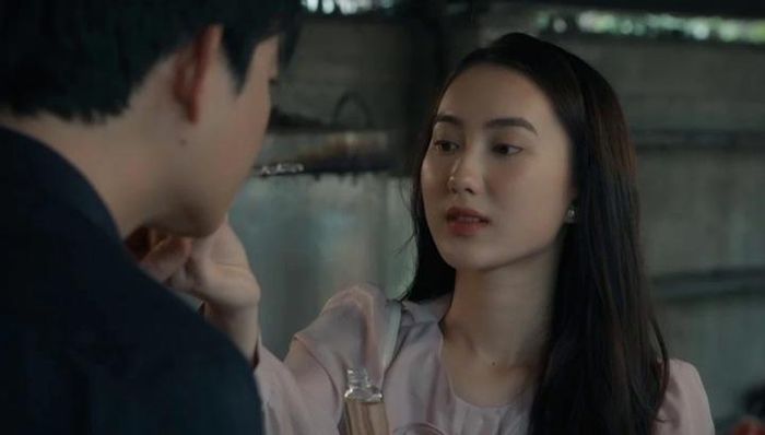  Trong những tập gần đây, cuộc hôn nhân giữa Dương (Tiến Lộc) và Diệu (Quỳnh Châu) ngày càng căng thẳng sau hàng loạt mâu thuẫn. Đúng lúc ấy, Trang xuất hiện khiến không ít người xem cảm thấy khó chịu. 