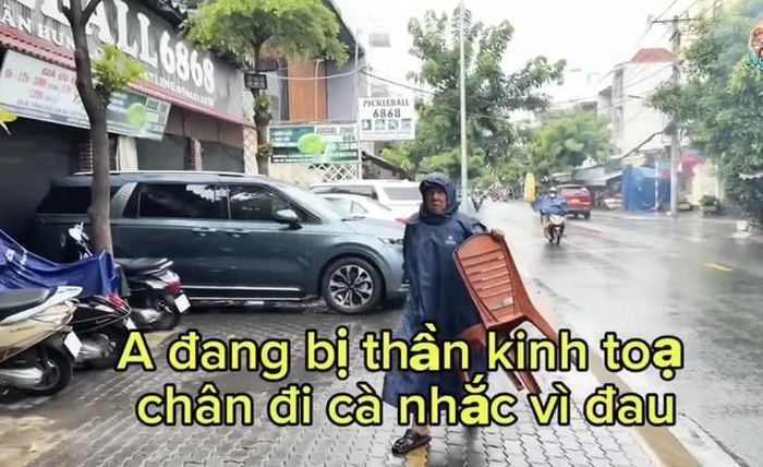 Nghệ sĩ Vũ Quang (Quang nhỏ) xuất thân trong gia đình có truyền thống nghệ thuật. Từng có khoảng thời gian huy hoàng của sự nghiệp nhưng xế chiều lại khiến không ít người xót xa.