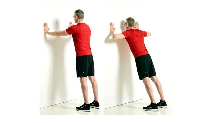 Bài tập chống đẩy dựa vào tường là lựa chọn an toàn giúp tăng cường cơ thân trên.