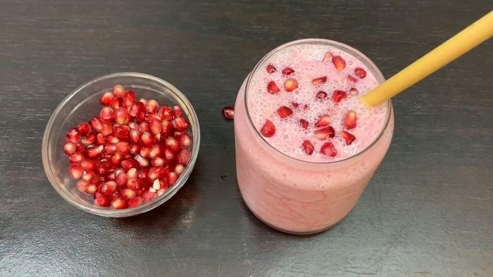 Nên ăn cả hạt lựu để thu được tối đa dưỡng chất có lợi cho sức khỏe.
