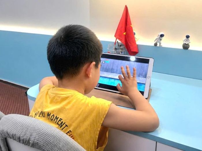 Nhiều trẻ "nghiện" thiết bị điện tử. Ảnh: Quỳnh Mai.