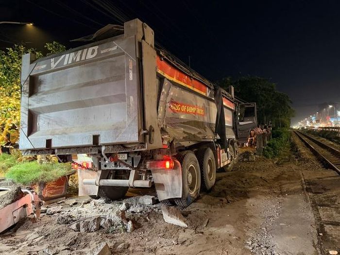 Vụ tàu hỏa đâm văng xe tải khi phương tiện cố vượt qua đường ngang đã gióng lên hồi chuông cảnh báo về việc chấp hành tín hiệu giao thông đường sắt.