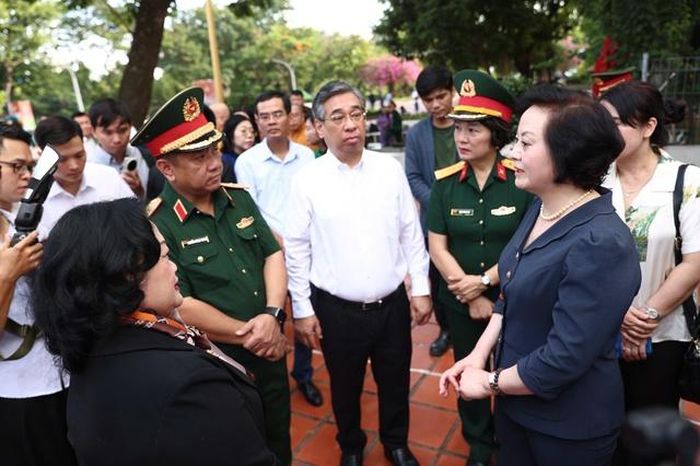 Phó Thủ tướng trao đổi với lãnh đạo QK7, lãnh đạo TPHCM, nhóm nghiên cứu và các nhân chứng phục vụ công tác tìm kiếm, quy tập hài cốt liệt sĩ tại Công viên Lê Thị Riêng.