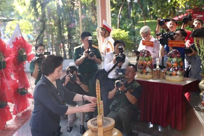 Phó Thủ tướng Phạm Thị Thanh Trà dâng hương tưởng niệm các anh hùng liệt sĩ tại Công viên Lê Thị Riêng.