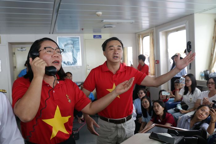GS.TS Trần Văn Thuấn - Thứ trưởng Bộ Y tế và PGS.TS.BS Trương Tuyết Mai, Phó Viện trưởng Viện Dinh dưỡng quốc gia hát tặng các chiến sĩ trên Nhà giàn DK1/2 Phúc Tần.