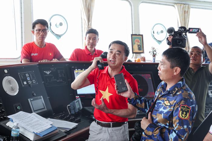 Thứ trưởng Bộ Y tế Trần Văn Thuấn trong giây phút xúc động bày tỏ sự trân trọng, cảm phục trước những cống hiến thầm lặng của những người lính biển.