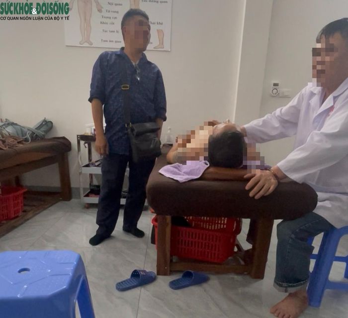 Ông Cầu đang điều trị tai biến, cấm khẩu cho một nam bệnh nhân.