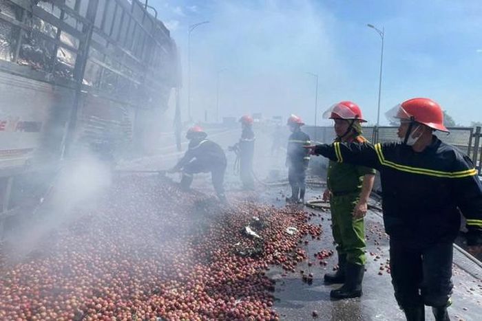 Lực lượng chức năng kịp thời có mặt để khống chế đám cháy. Ảnh:TL.