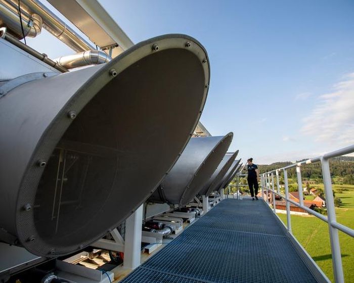Quạt hút gió trực tiếp trên mái của một nhà máy đốt rác ở Hinwil, ngoại ô Zurich (Thụy Sĩ). Ảnh: Orjan Ellingvag/Alamy