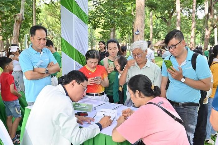 Tại chương trình Ngày Dinh dưỡng Cộng đồng Việt Nam, một trong những khu vực thu hút người tham gia nhất là khu tư vấn dinh dưỡng miễn phí. Đây không chỉ là ngày hội dành cho những người yêu vận động và quan tâm đến sức khỏe mà còn là dịp để các thế hệ trong mỗi gia đình cùng tham gia, cùng trải nghiệm và cùng xây dựng những thói quen sống khỏe bền vững.