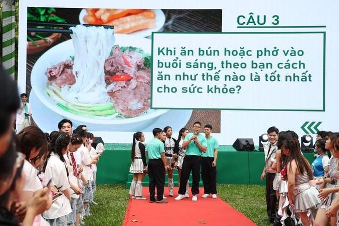 Các đội trả lời câu hỏi về dinh dưỡng và vận động.