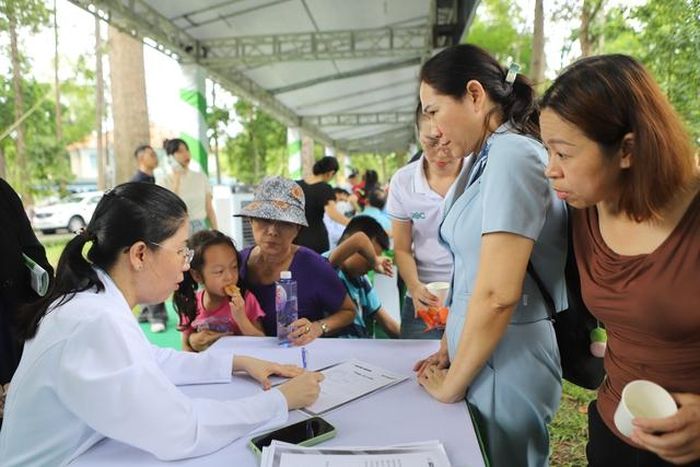 Tại chương trình Ngày Dinh dưỡng Cộng đồng Việt Nam, một trong những khu vực thu hút người tham gia nhất là khu tư vấn dinh dưỡng miễn phí. Đây không chỉ là ngày hội dành cho những người yêu vận động và quan tâm đến sức khỏe mà còn là dịp để các thế hệ trong mỗi gia đình cùng tham gia, cùng trải nghiệm và cùng xây dựng những thói quen sống khỏe bền vững.