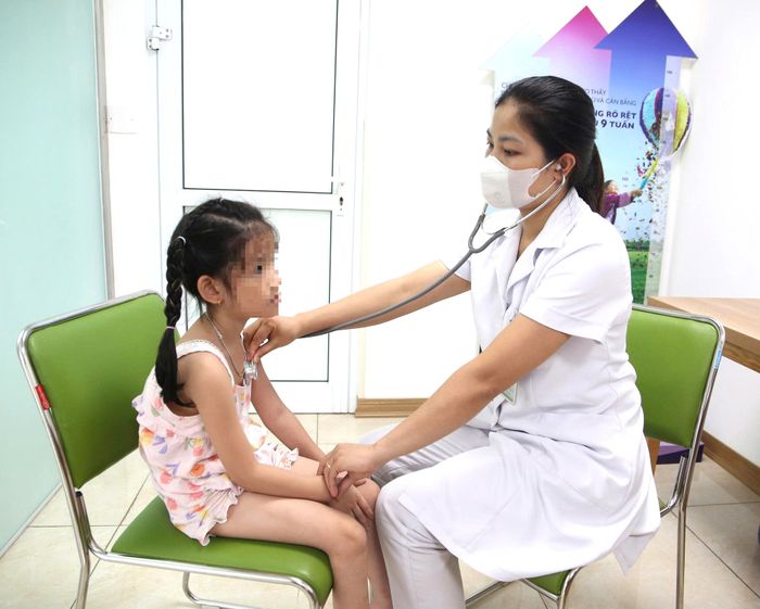 BSCKI Trần Thị Thanh Nga thăm khám cho trẻ.