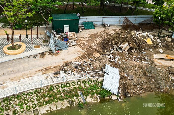 Khu vực thi công các hạng mục kỹ thuật ven hồ ở Công viên Cầu Giấy.