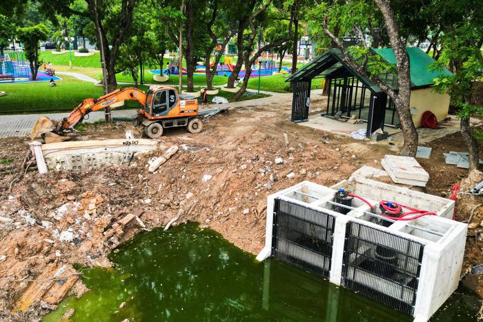 Tại đây, hệ thống đường ống và thiết bị của trạm bơm đang được lắp đặt. (Ảnh chụp tại Công viên Nghĩa Đô)