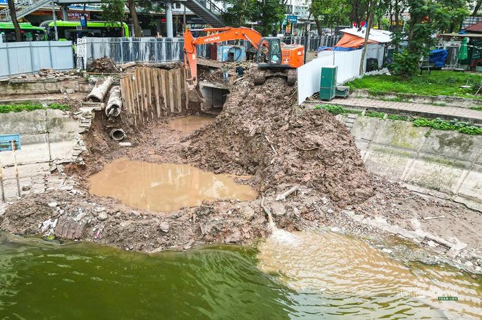 Một phần công viên hiện được quây tôn để phục vụ thi công dự án cải tạo hạ lưu sông Kim Ngưu, kết nối với trạm bơm Yên Sở.