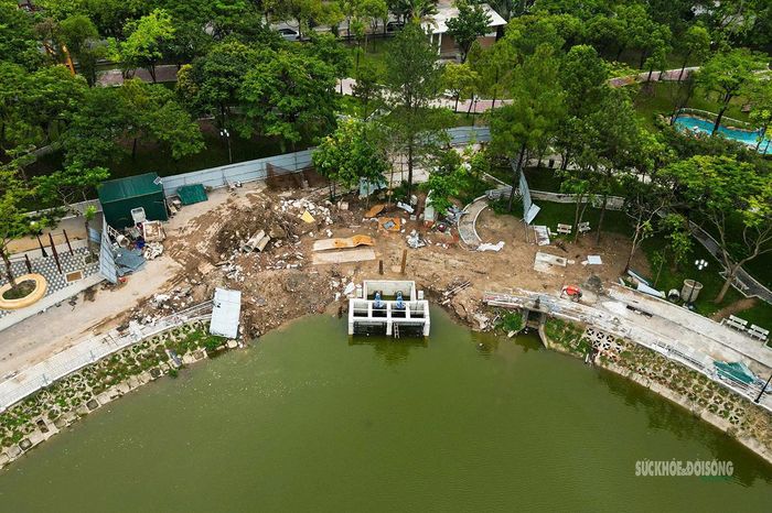 Cửa điều tiết nước kết nối hồ điều hòa với hệ thống thoát nước khu vực tại Công viên Cầu Giấy.
