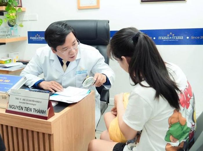 ThS.BSCKII Nguyễn Tiến Thành thăm khám cho trẻ. Ảnh: BSCC.