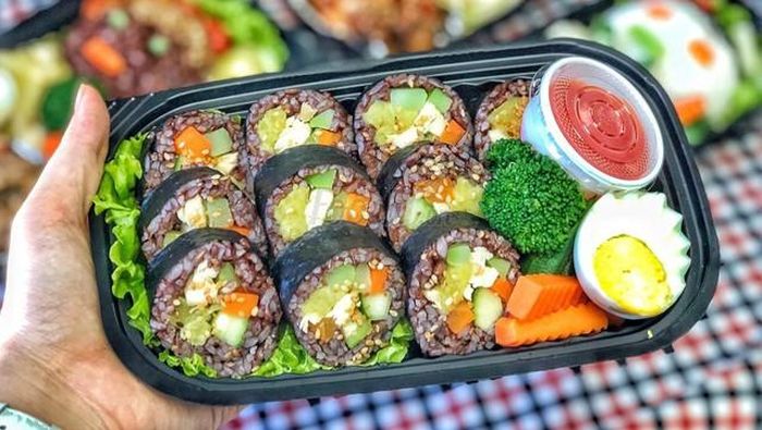 Cơm gạo lứt cuộn rong biển.