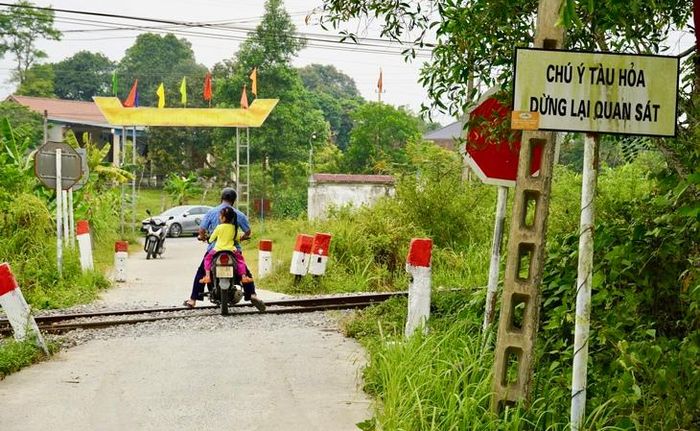 Chính quyền xã Tuyên Phú tiến hành tuyên truyền, triển khai nhiều giải pháp bảo đảm an toàn giao thông khi lưu lượng người dân di chuyển qua đường sắt tăng.