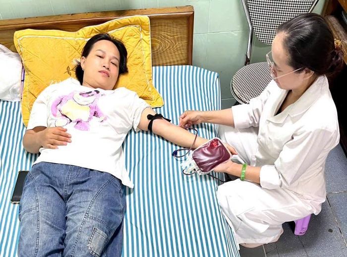 Nữ điều dưỡng Nguyễn Thị Thanh Thảo hiến máu cứu sản phụ. Ảnh: TTYTCC.