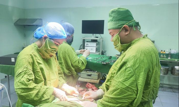 Ekip phẫu thuật của Trung tâm Y tế Kim Thành cứu sống sản phụ chửa ngoài tử cung vỡ. Ảnh: TTYTCC.