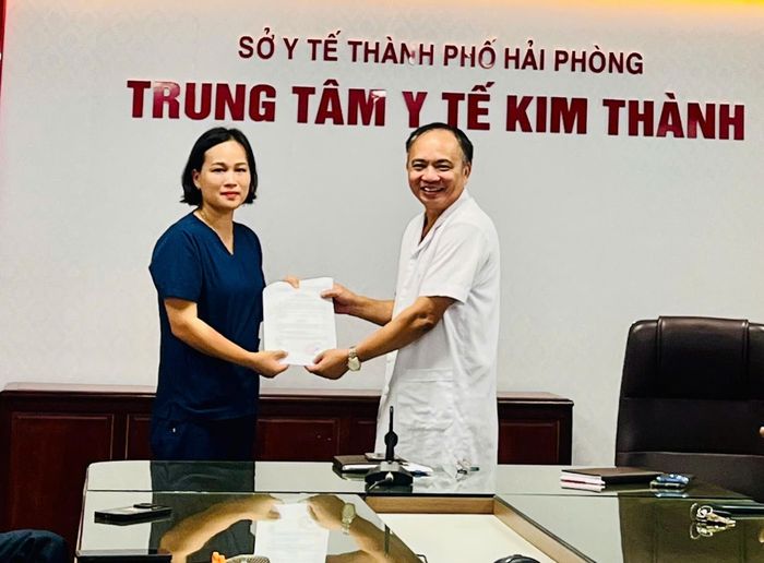 Nữ điều dưỡng Nguyễn Thị Thanh Thảo được Trung tâm Y tế Kim Thành khen thưởng đột xuất vì hành động đẹp, nhân văn. Ảnh: TTYT CC.