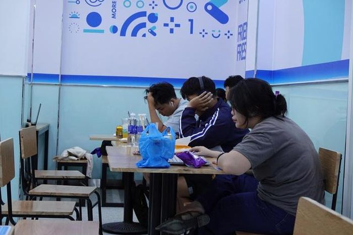 Quá nắng nóng, nhiều sinh viên lựa chọn đến thư viện, quán cà phê, căng-tin hoặc siêu thị để tránh nóng.