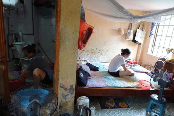 Những căn phòng trọ chật hẹp, thiếu tiện nghi khiến sinh viên ngột ngạt mùa nắng nóng.