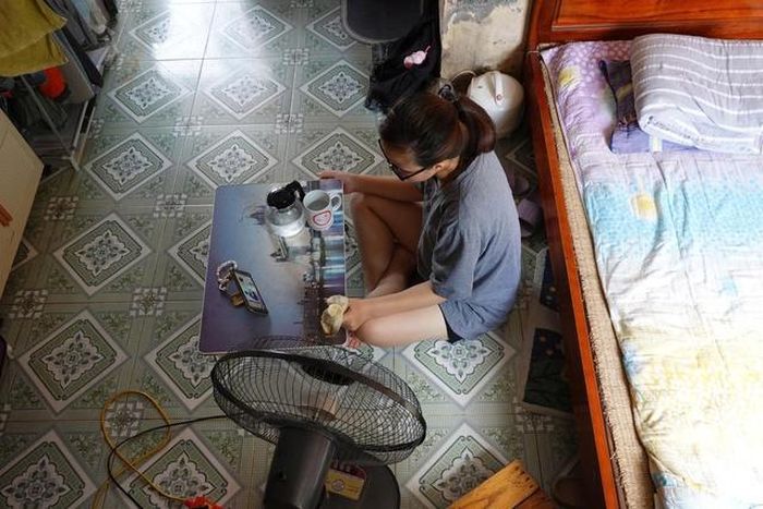 Chiếc quạt cây là "bảo bối" duy nhất với Hà Thương mùa nắng nóng.