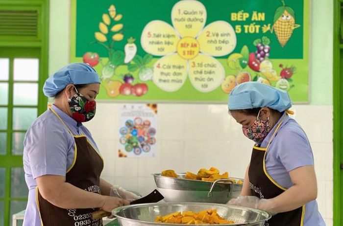 Chính phủ yêu cầu rà soát, sửa đổi, bổ sung các hướng dẫn chuyên môn về y tế trường học; sửa đổi quy định về danh mục thiết bị, thuốc thiết yếu cho phòng y tế trường học...