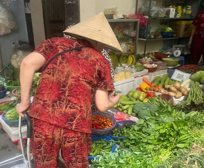 Hà Nội nắng nóng, rau xanh đắt hàng và tăng giá. Ảnh: Đan Tâm.