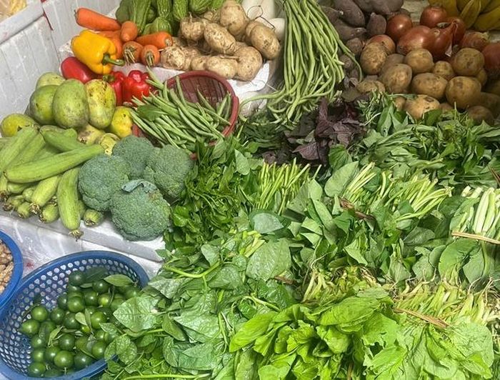 Rau muống, mồng tơi, rau ngót và nhiều loại rau ăn củ khác ghi nhận mức tiêu thụ tăng mạnh trong những ngày nắng nóng. Ảnh: Đan Tâm.