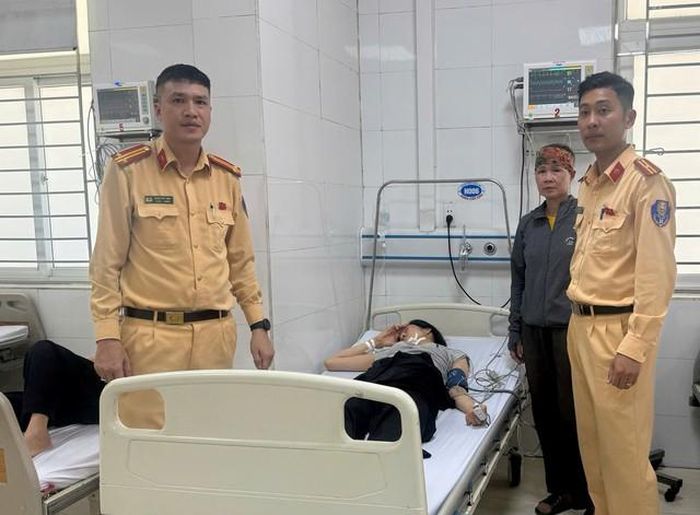 CSGT đường thủy Hải Phòng kịp thời đưa thuyền viên cấp cứu tại bệnh viện. Ảnh: Công an TP Hải Phòng.
