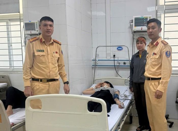 CSGT đường thủy Hải Phòng kịp thời đưa thuyền viên cấp cứu tại bệnh viện. Ảnh: Công an TP Hải Phòng.